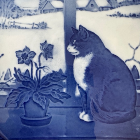 Royal Copenhagen 1970 Annual Plate Christmas Rose and Cat Denmark Blue White - Picture 4 of 13